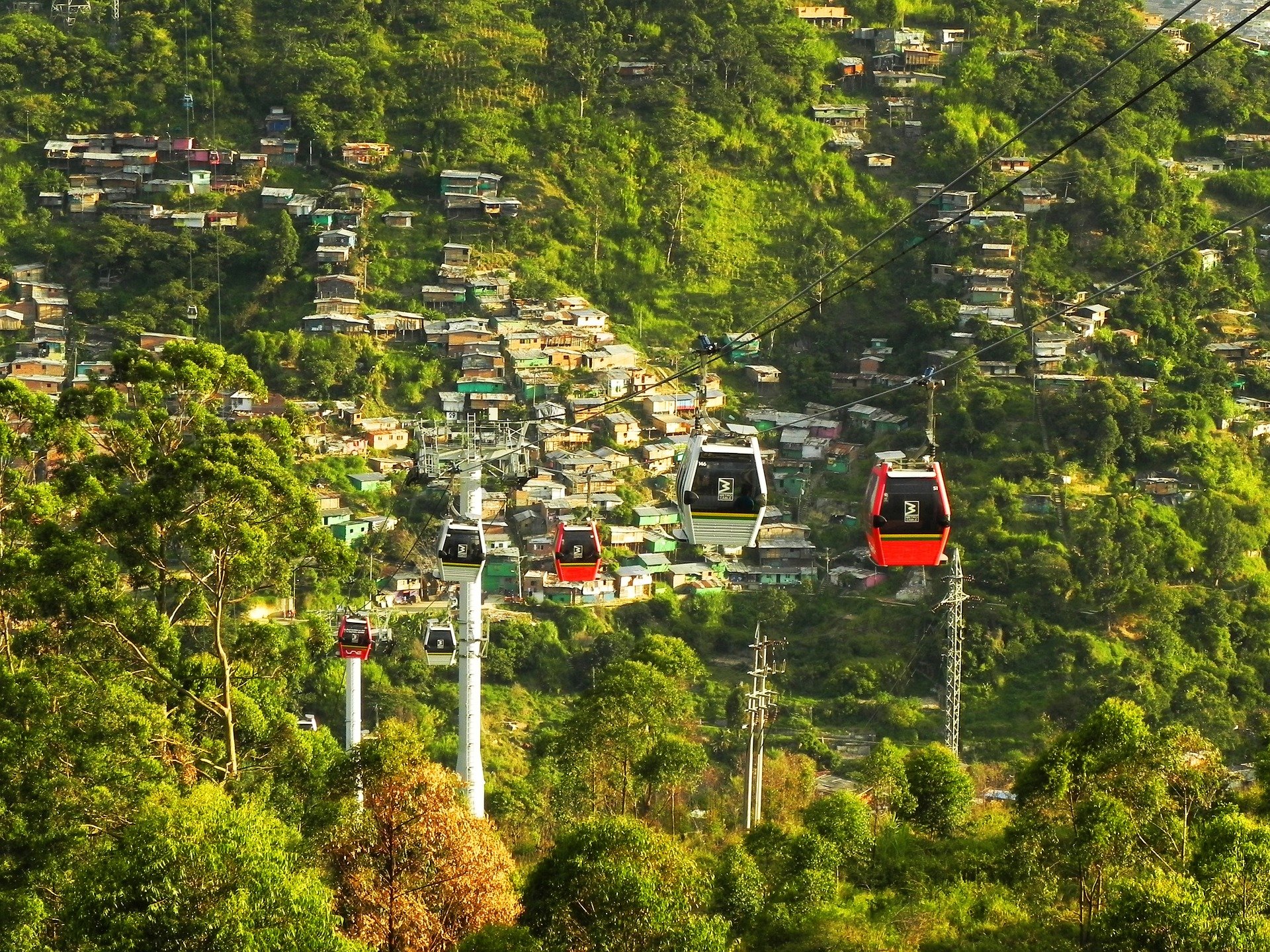 Enamórate de Medellín y alarga tu visita: Disfruta de un viaje en carro, alquila con Rent a Car.